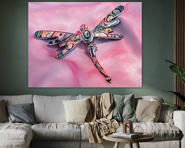 Parelmoeren vlinder broche op roze zijde van Stephaniek Putman