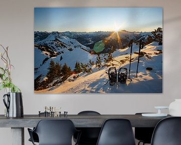 Raquettes à neige au sommet du Hahnenkamm au coucher du soleil sur le Tyrol sur Leo Schindzielorz