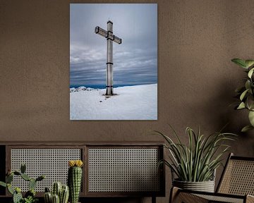 Kruis op de top van een berg in de Alpen