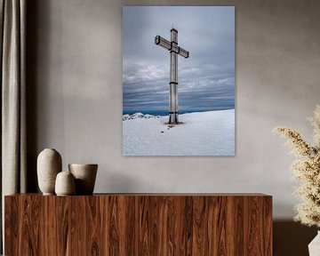 Croix au sommet d'une montagne dans les Alpes sur Animaflora PicsStock