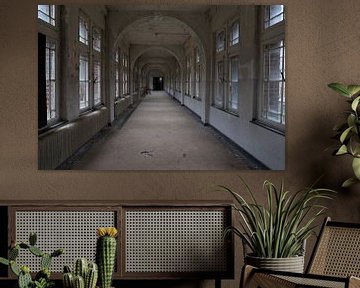 Korridor in einem verlassenen und baufälligen Kloster, Urbex von Leoniek van der Vliet