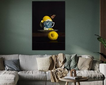 Stilleven citroen in Delfts blauwe theekopje van Sander Van Laar
