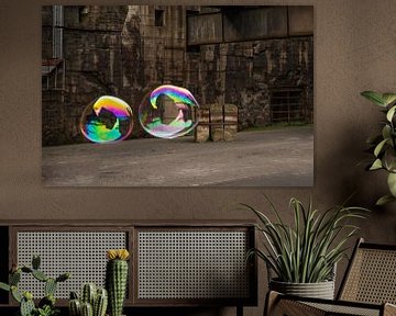 Kleurrijke zeepbel in een industriële omgeving van MientjeBerkersPhotography