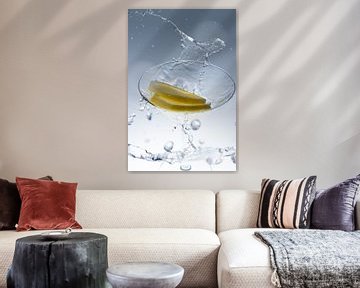 De citroen valt in een glas met water 3 van Marc Heiligenstein