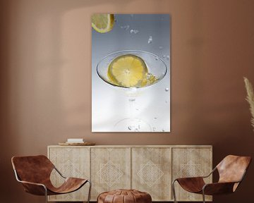 De citroen valt in een glas met water 1 van Marc Heiligenstein