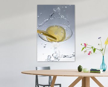 De citroen valt in een glas met water 2 van Marc Heiligenstein