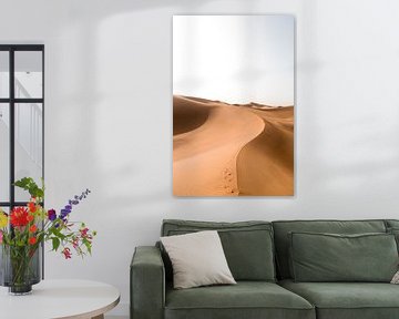 Dune de sable au Sahara avec des traces de pas sur Jarno Dorst