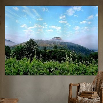 Witte wollige wolken in de azuurblauwe lucht boven de vesting Königstein van Claudia Schwabe