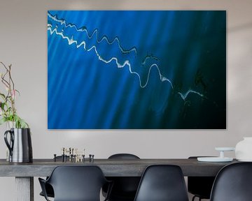 abstracte weerspiegeling golven water van Dieter Walther