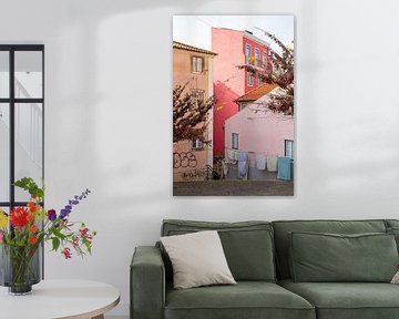 Roze gebouw in Lissabon van Yolanda Broekhuizen