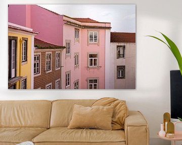 Pretty in Pink, roze gebouwen in Lissabon van Yolanda Broekhuizen