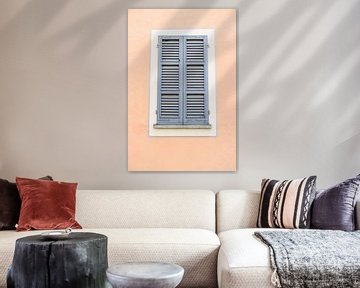 Roze oranje muur met blauw raam | Italië | Reis Fotografie | Pastel kleuren