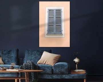 Roze oranje muur met blauw raam | Italië | Reis Fotografie | Pastel kleuren