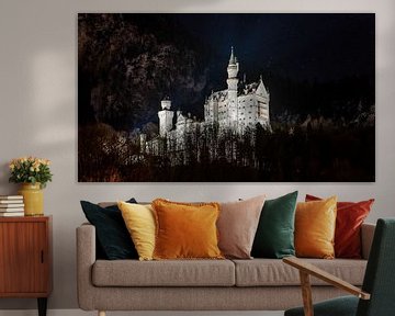 Das wunderschöne Schloss Neuschwanstein an einem dunklen und kalten Winterabend. von Jaap van den Berg