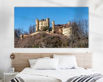 Het mooie Schloss Hohenschwangau schittert in mooi zonlicht. van Jaap van den Berg