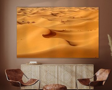 Walking at the curved sand dunes (Morocco) van Tux Photography