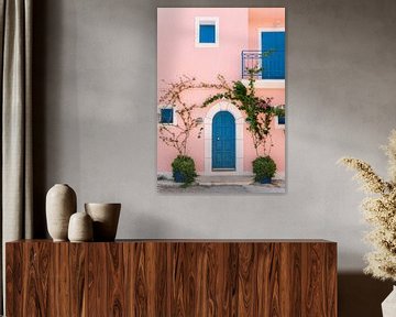 Maison rose avec portes et volets bleus sur Marit Hilarius