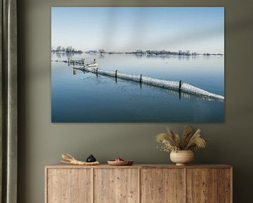 Glace sur les clôtures de la rivière IJssel pendant une froide matinée d'hiver. sur Sjoerd van der Wal Photographie