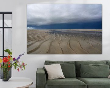 Herannahende Gewitterwolken über dem Strand der Insel Texel von Sjoerd van der Wal