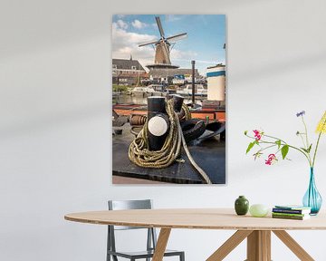 Cordes d'un bateau avec le moulin à vent en arrière-plan à Wijk bij Duursteden sur Jolanda Aalbers