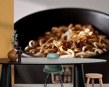 kom met chinese tekens gevuld met noodles van Margriet Hulsker
