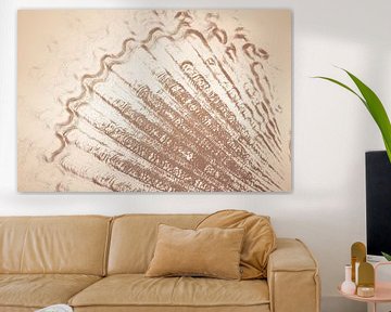 Schelp met strepenpatroon in bruine aardetint van Lisette Rijkers