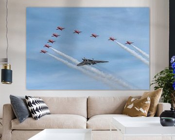 Formatie van Red Arrows en Vulcan bommenwerper. van Jaap van den Berg