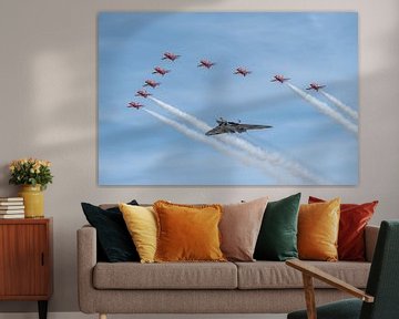 Les Red Arrows de la Royal Air Force en formation en V avec le bombardier AVRO Vulcan XH558 &quo sur Jaap van den Berg