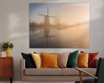 Heure dorée brumeuse aux moulins à vent de Kinderdijk