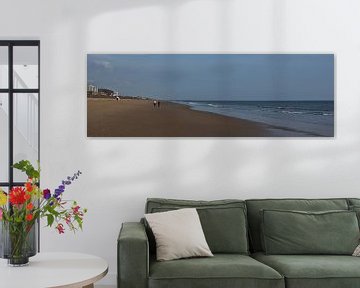 Wandeling op het strand [breedbeeld foto] van Norbert Sülzner