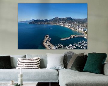 Haven en kust in Calpe, blauwe Middellandse Zee van Adriana Mueller