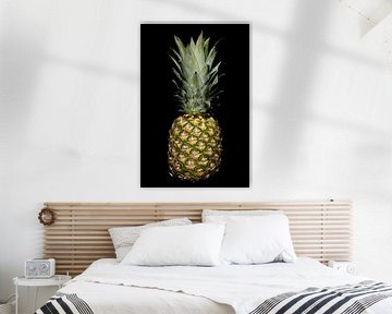 Ananas vor dunklem Hintergrund von Ulrike Leone