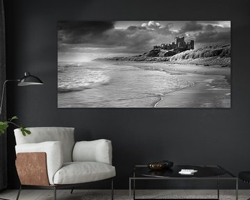Bamburgh Castle in Schwarz und Weiß von Henk Meijer Photography