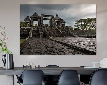 De ingang naar het Ratu Boko paleis van Anges van der Logt