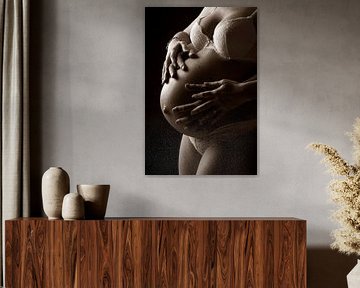 Un couple entoure le ventre d'une femme enceinte