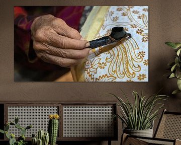 Hand van een bejaarde batik kunstenaar