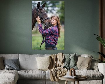 Jonge vrouw met paard van Jörg B. Schubert