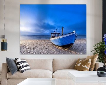 Vissersboot in de avond op het strand van Heringsdorf van Jörg B. Schubert