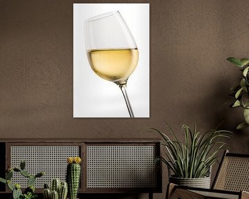 Wijnglas met waterdruppels op witte ondergrond van Jörg B. Schubert