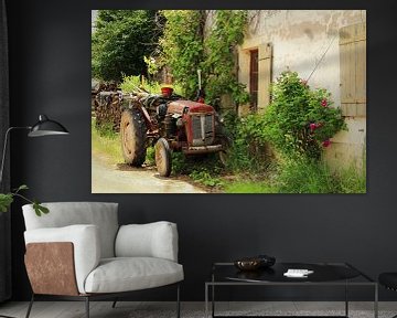 Boerenerf met tractor in Fontenay, Frankrijk van Jacqueline Gerhardt