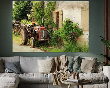 Boerenerf met tractor in Fontenay, Frankrijk van Jacqueline Gerhardt