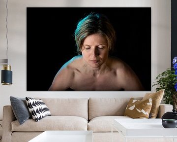Low-Key-Studio-Porträt einer 35-jährigen weißen Frau mit nacktem