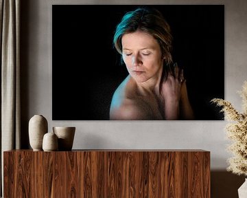 Low-Key-Studio-Porträt einer 35-jährigen weißen Frau mit nacktem von Werner Lerooy