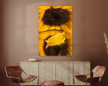 Die gelbe Sonnenblume mit dem verlorenen Blatt von Marjolijn van den Berg