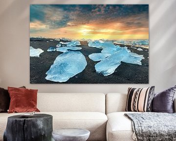 Eisformen am Strand von Jökulsárlón bei Sonnenuntergang in Island von Sjoerd van der Wal Fotografie