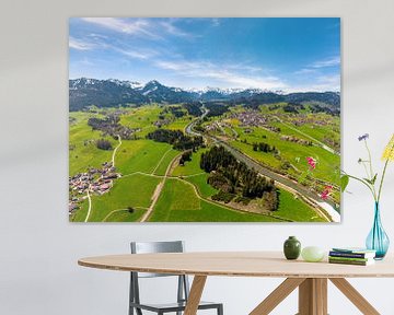 Malerischer Ausblick auf das frühlingshafte Allgäu und seine Berge von Leo Schindzielorz