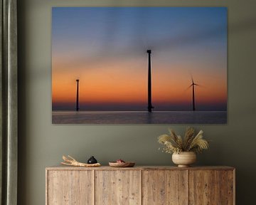 Windturbinen in einem Offshore-Windpark produzieren Strom bei Sonnenuntergang von Sjoerd van der Wal Fotografie
