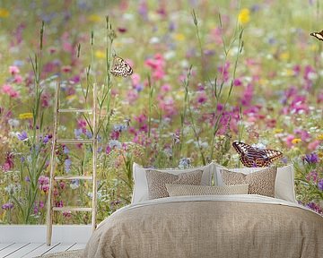 Blumenwiese mit Schmetterlingen von Martin Bergsma