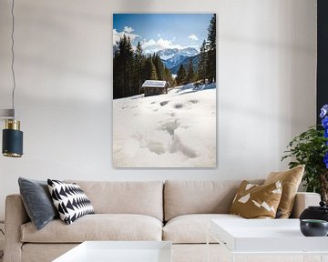 Berghutje in de sneeuw tussen de bomen in de Oostenrijkse bergenergen van KB Design & Photography (Karen Brouwer)