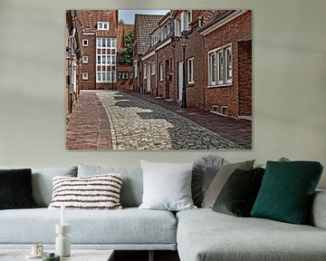 Straat met bakstenen huizen in Emden van Katrin May